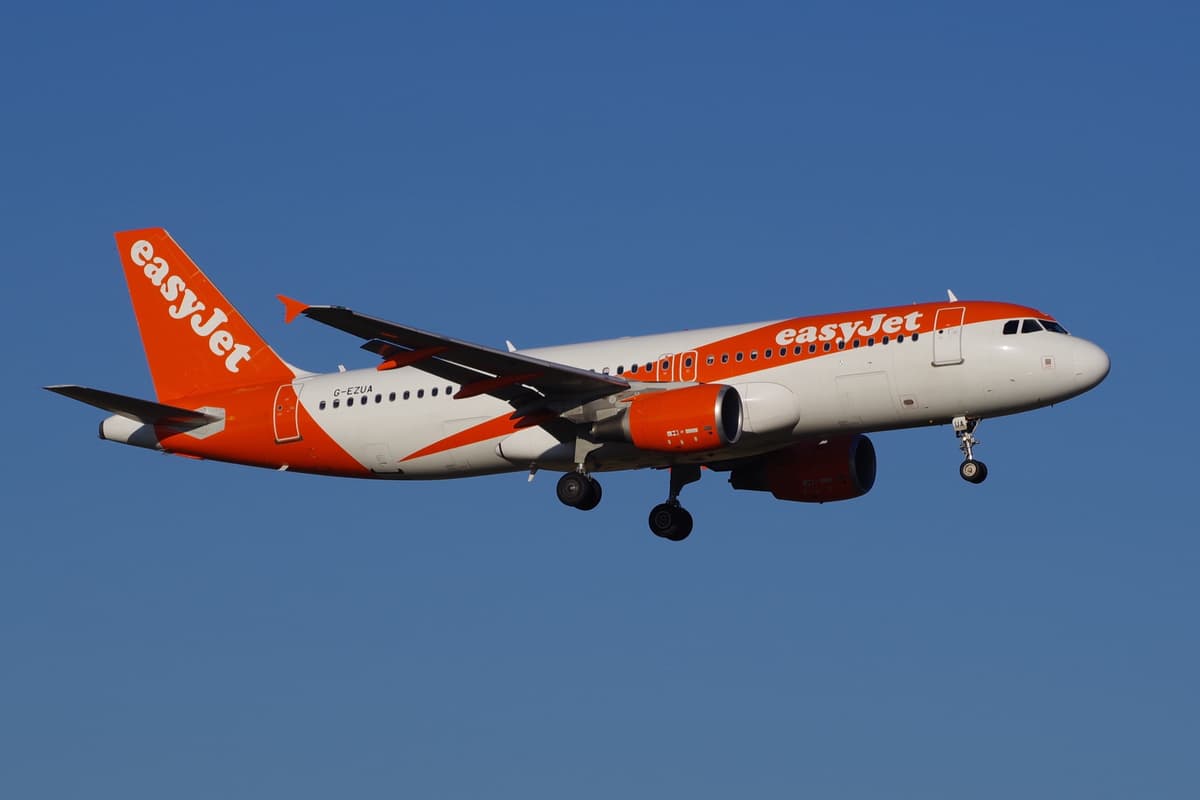 easyJet Airbus A320-214 (G-EZUA)