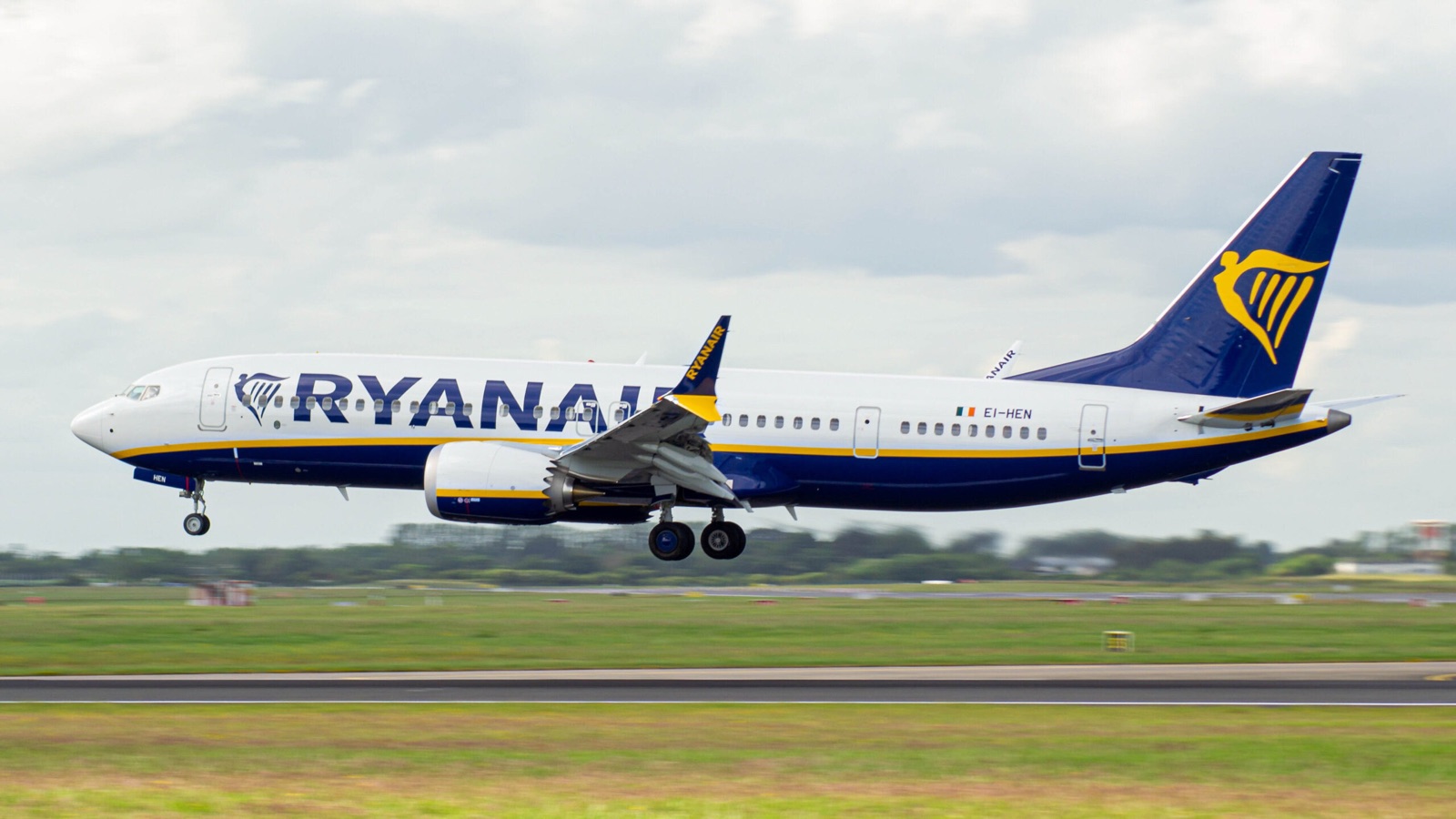 Ryanair: Boeing 737-8200 exterior, landing (side view), current livery